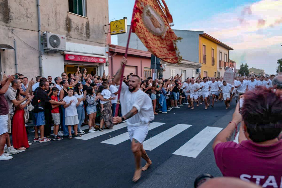 Cabras. Un fiume bianco di fede ha accolto la Corsa degli Scalzi 2025