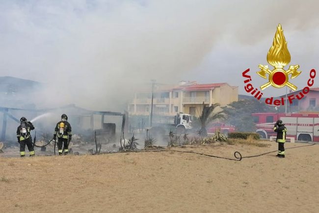 Chiosco a fuoco a Bosa Marina