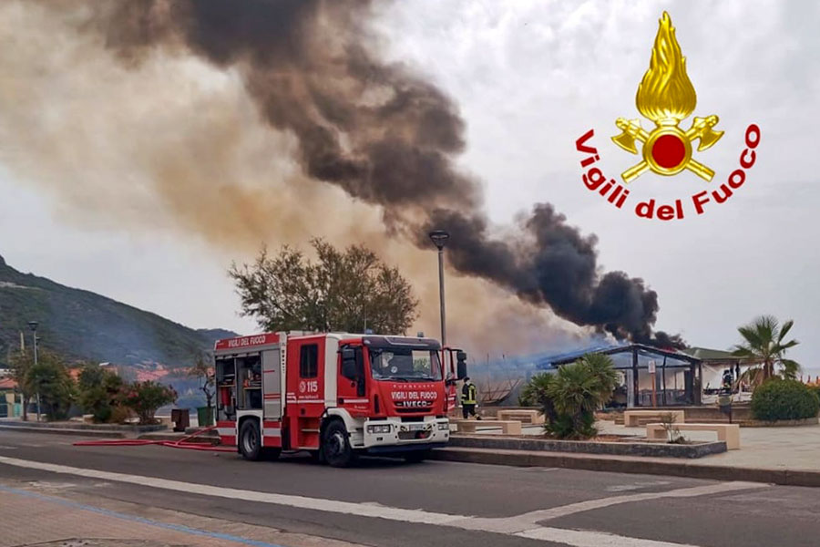 Chiosco distrutto dal fuoco a Bosa Marina: la causa forse è un cortocircuito
