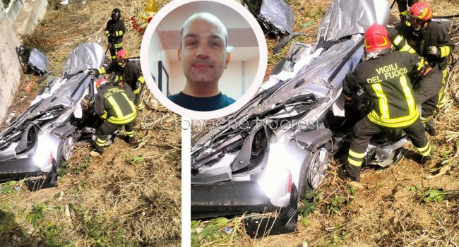 Davide Mulargia e la sua auto dopo l'incidente