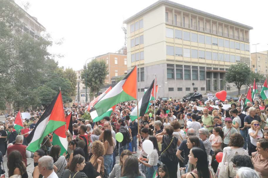 Solidarietà in mostra a Nuoro: “Cartoline da Gaza per Gaza” raccolta fondi per la Palestina