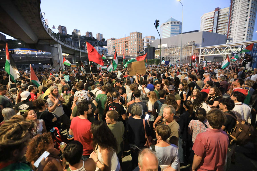 A Genova, 40mila in fiaccolata per Gaza: “Dobbiamo restare umani”