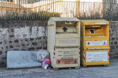 I cassonetti per gli abiti usati in via Maritiri della Liberta'