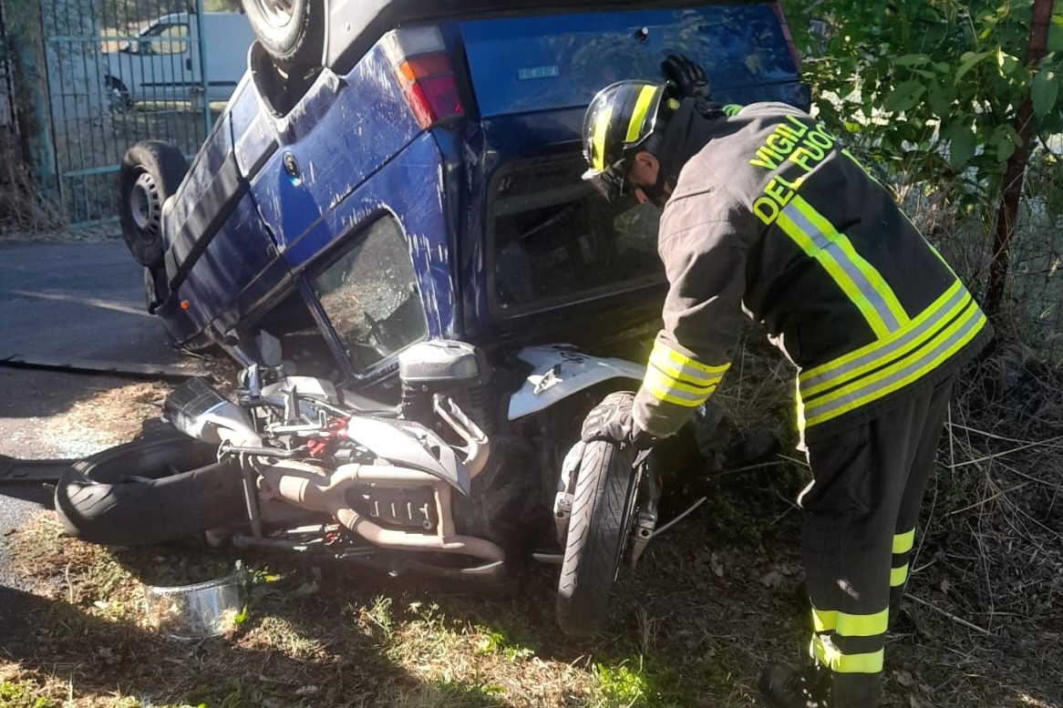Fonni. Tragedia sfiorata alle porte di Fonni: grave un centauro nello scontro contro una Panda