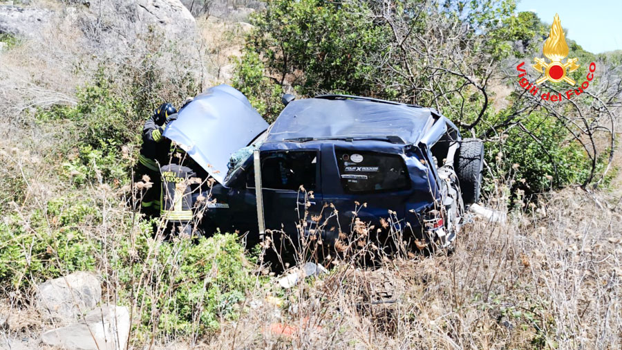 Orani. Esce fuori strada e si ribalta più volte: conducente in codice rosso all’ospedale