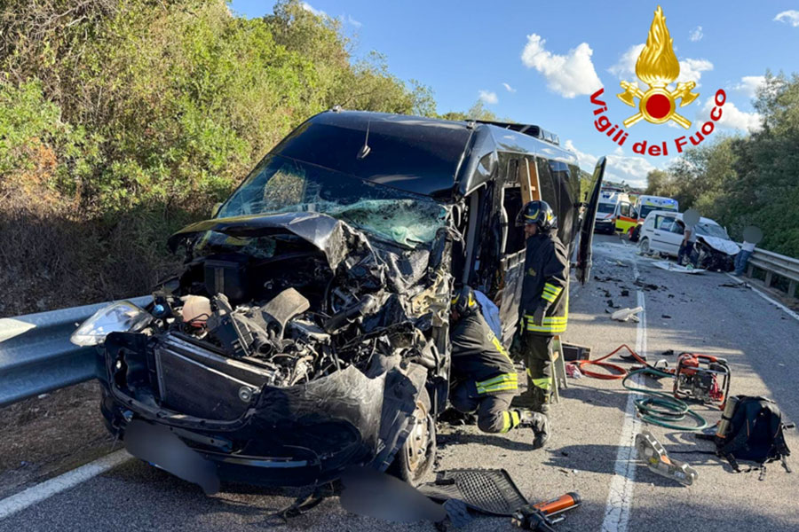 Scontro tra tre veicoli sulla vecchia Orientale Sarda: sette feriti di cui tre gravi