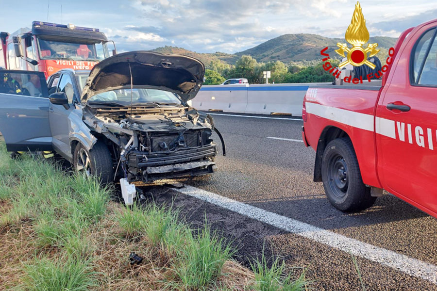 Perde il controllo dell’auto e si schianta contro un cartellone stradale: due feriti