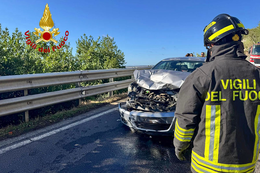 Scontro tra auto e camion: paura per la conducente