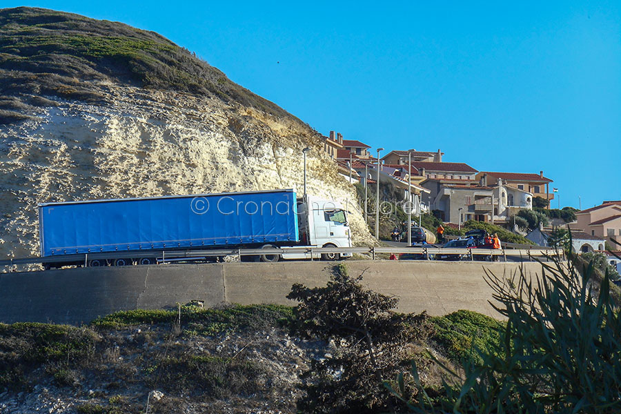Incidente tra S’Archittu e Torre del Pozzo: utilitaria contro auto-articolato