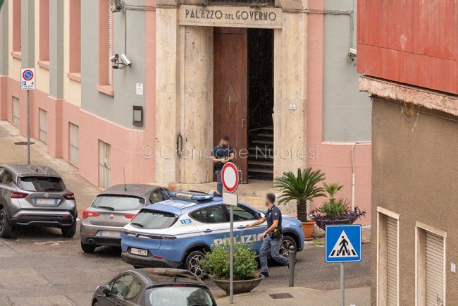 La volante della Polizia in Questura (foto S.Novellu)