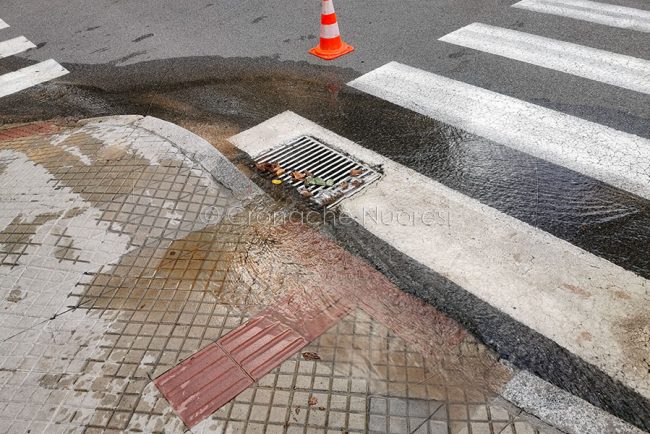 L'acqua scorre fino a via Campania (foto S.Novellu)