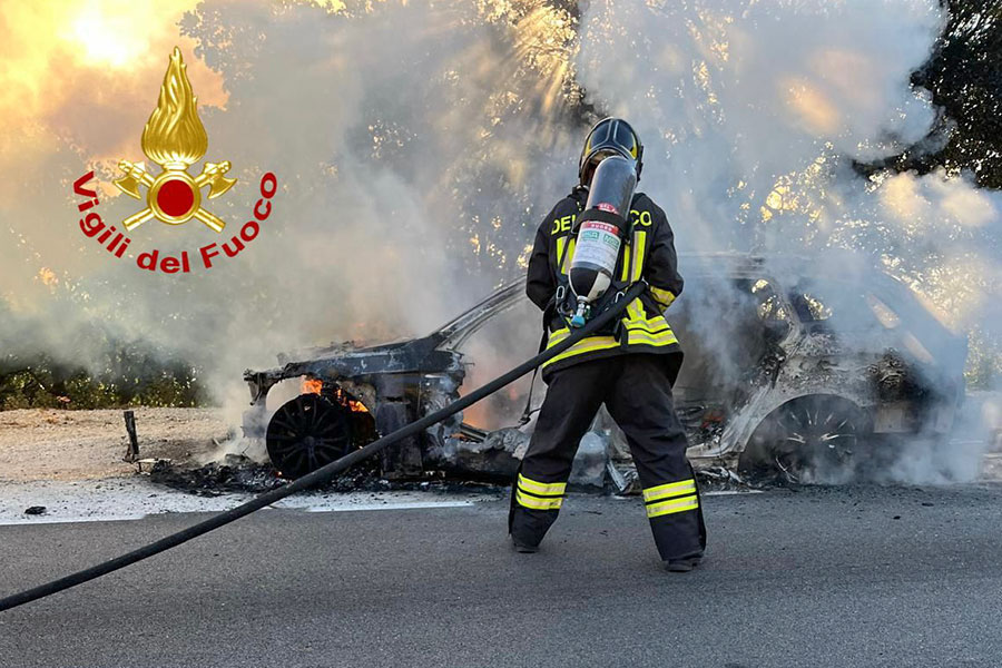 Paura sulla Dorgali-Cala Gonone: auto a fuoco durante la marcia – illesi gli occupanti