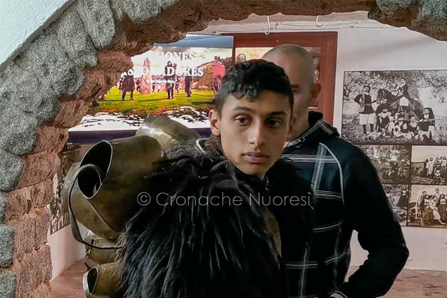 “Vola alto Lorè”: la memoria di Lorenzo onorata da Mamuthones e Issohadores