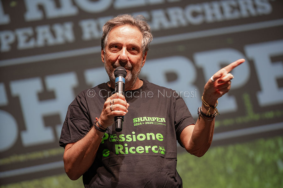 Mario Tozzi a Nuoro. “L’ultimatum ai giovani sul clima: l’umanità sta distruggendo sé stessa” – VIDEO