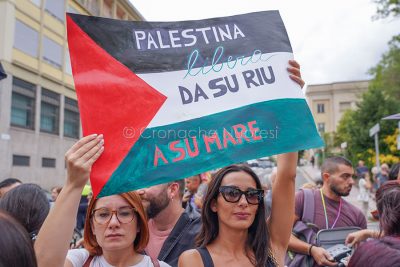 Nuoro, sit-in pro Palestina davanti al Comune (foto S.Novellu)