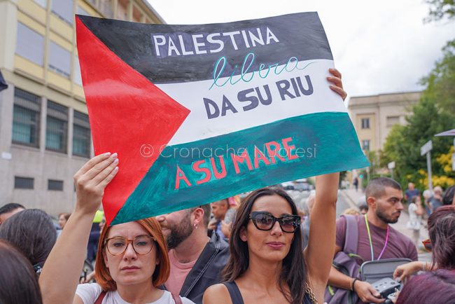 Nuoro, sit-in pro Palestina davanti al Comune (foto S.Novellu)