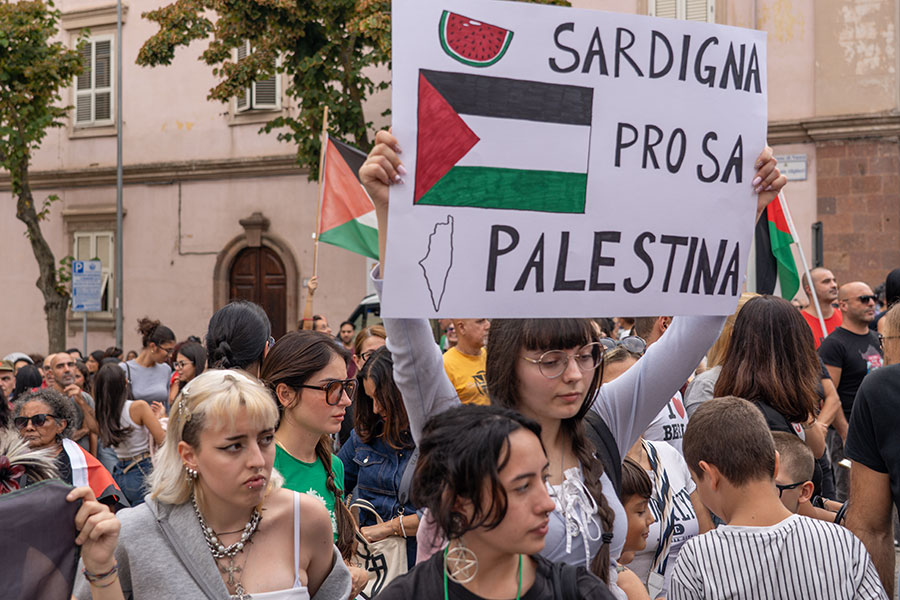 Nuoro solidale con la Palestina: Bambini, “Bella Ciao” e palloncini bianchi in Consiglio Comunale – VIDEO