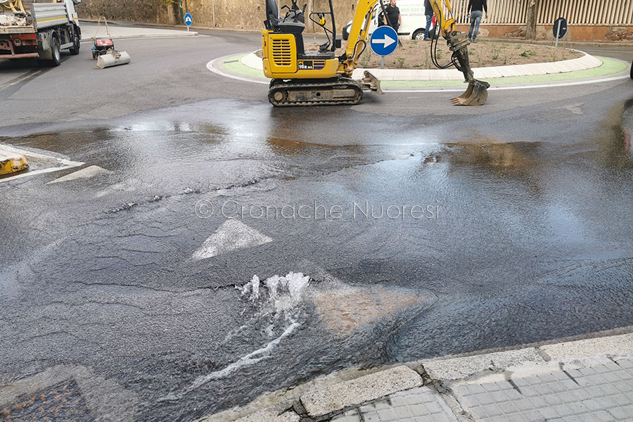 Nuoro. Enorme perdita d’acqua solleva il manto stradale in viale del Lavoro: deviazioni in corso – VIDEO