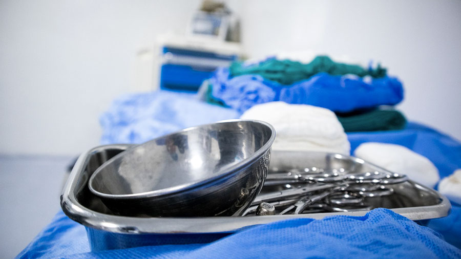 Abbandona  il paziente sedato in sala operatoria per fare sesso con un’infermiera: nei guai un medico 44enne