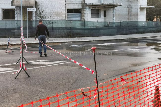 Tecnici Abbanoa in viale del Lavoro (foto S.Novellu)