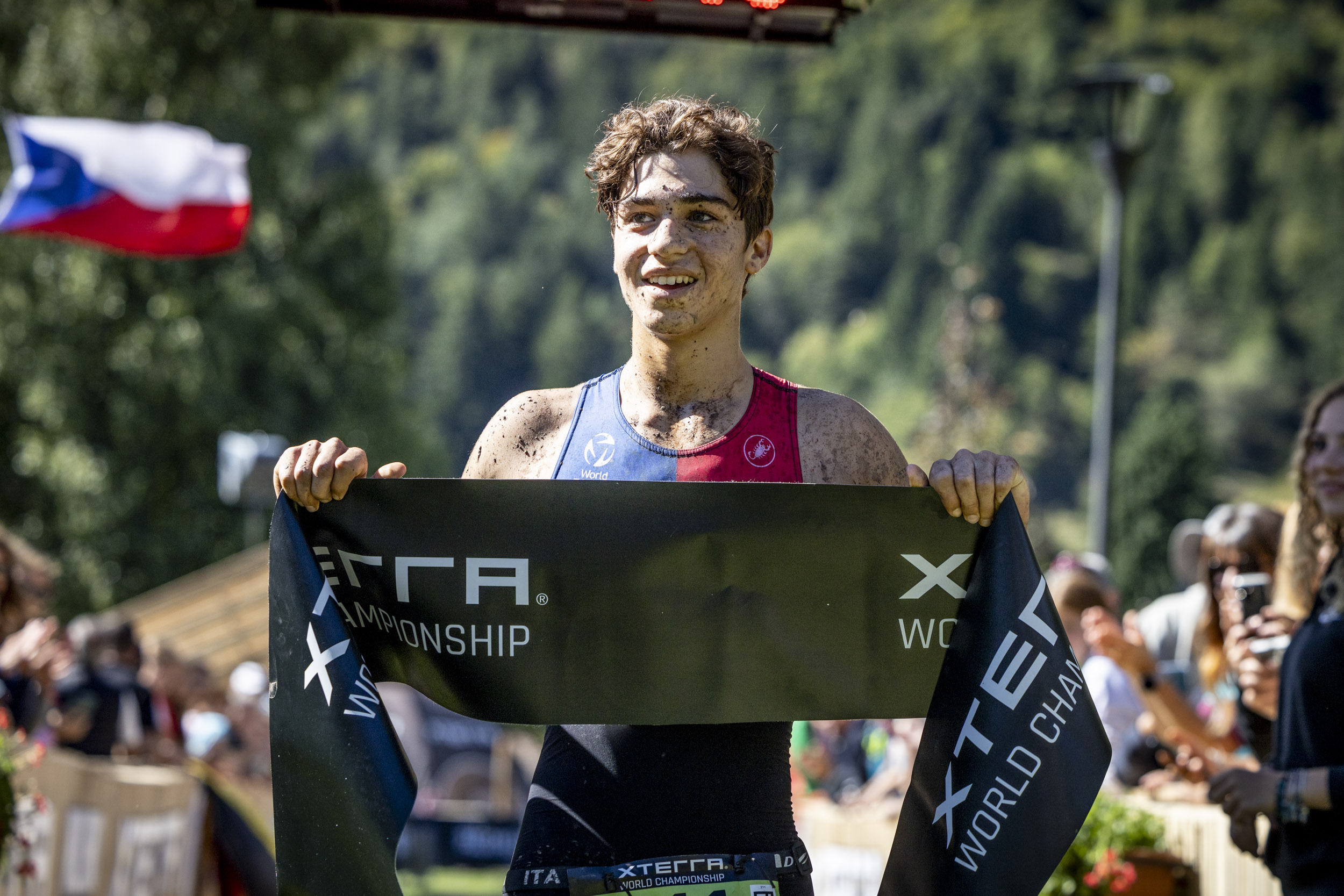 Nuoro celebra il suo concittadino: Roberto Porcu incoronato campione di triathlon a Molveno