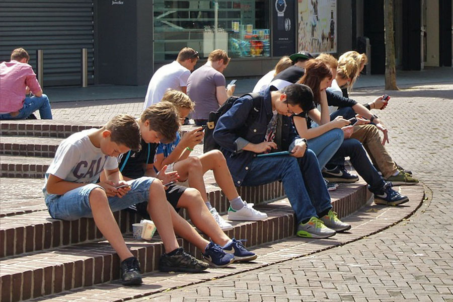 Una vita in vetrina e un dilagante pessimismo: essere adolescente nel 2025