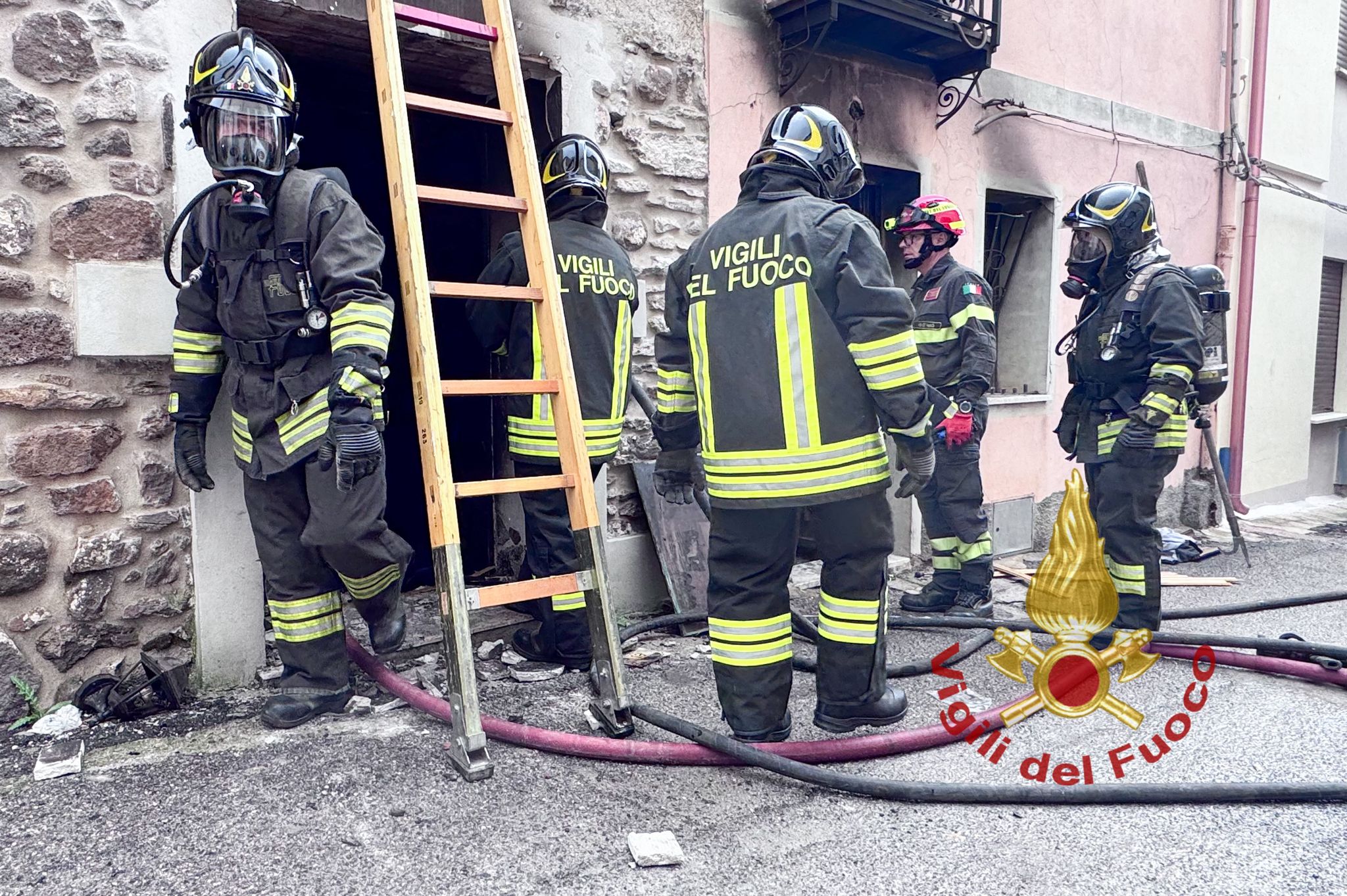 Abitazione devastata dal fuoco all’alba di oggi: ancora in corso le operazioni di bonifica