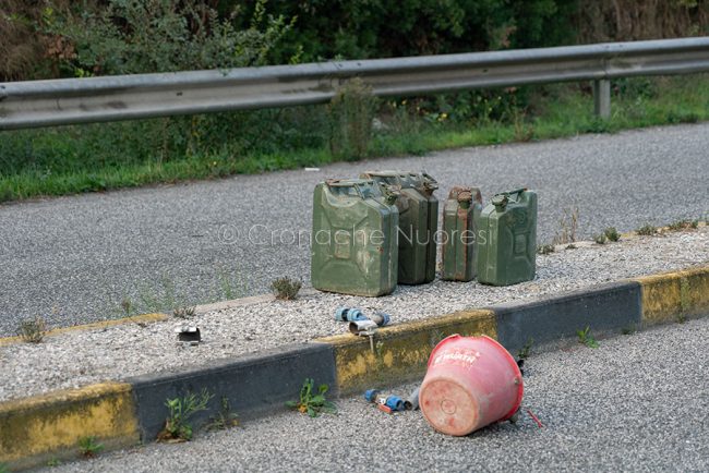 Alcuni bidoni utilizzati per i blocchi stradali (foto S.Novellu)