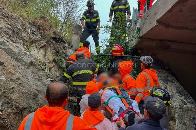I soccorsi all'operaio dopo la caduta