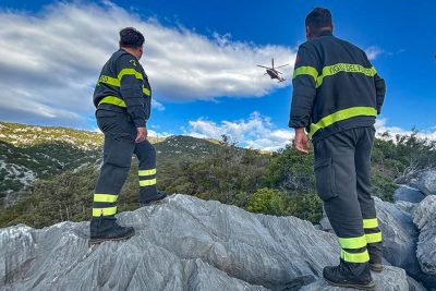 I vigili del fuoco impegnati nel soccorso a Cala Oddoana