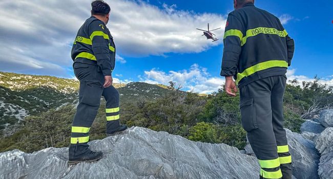 I vigili del fuoco impegnati nel soccorso a Cala Oddoana