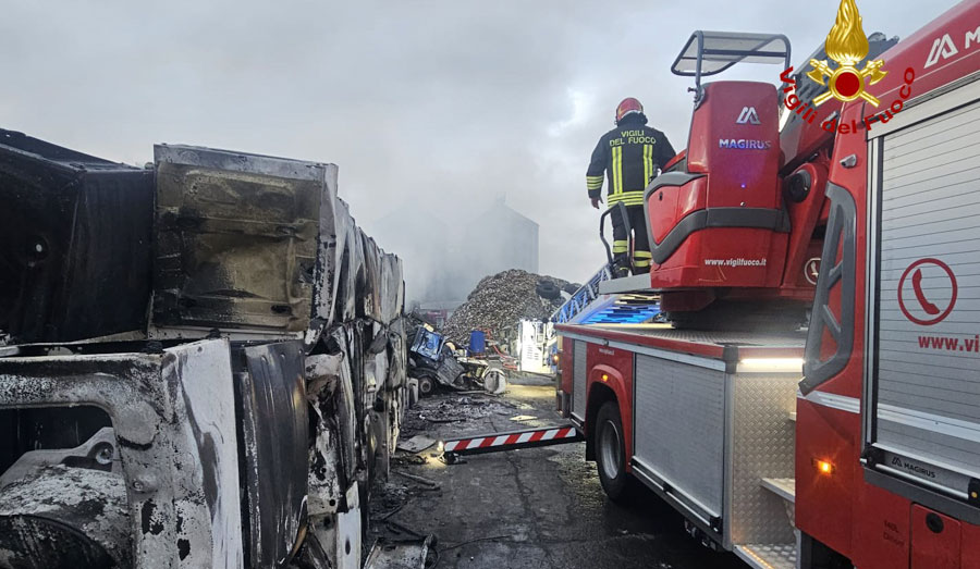 Nuovo incendio domato nella notte: maxi intervento in una struttura per il recupero di metalli