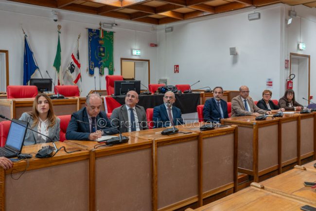 La firma del contratto per il centro intermodale (foto S.Novellu)