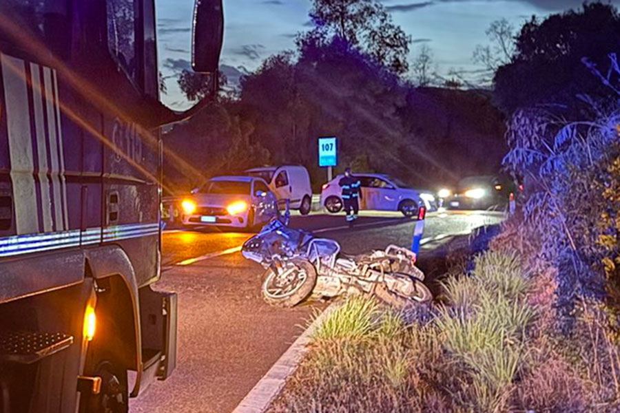 Perde il controllo della moto e si schianta contro il guardrail e finisce in ospedale