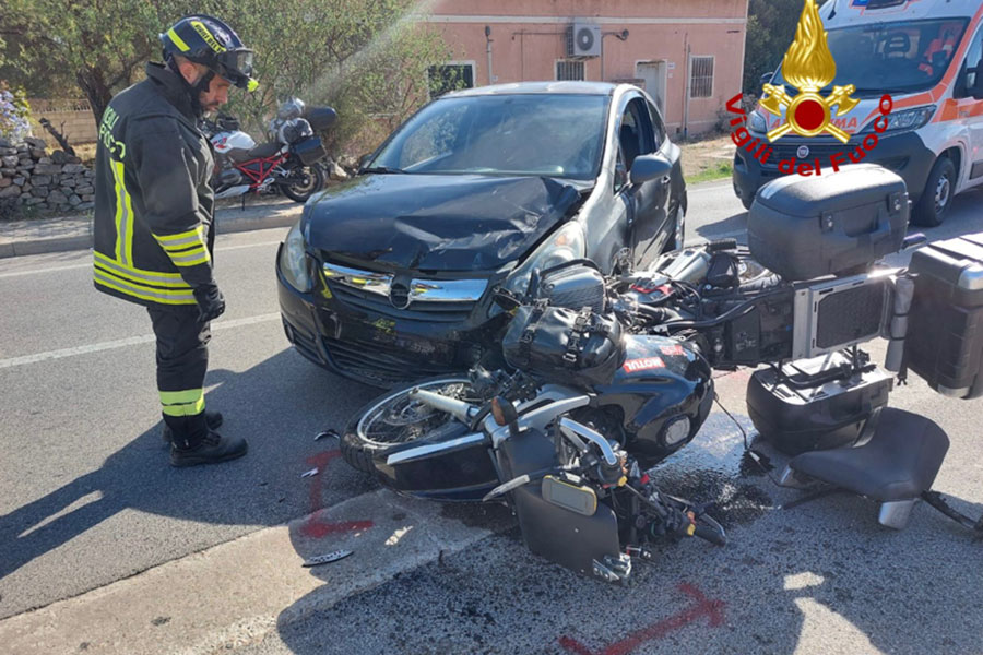 Scontro tra auto e moto sulla 125: grave motociclista e strada chiusa
