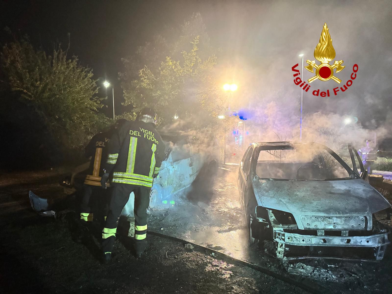 Doppio attentato incendiario nella notte: due auto distrutte dal fuoco