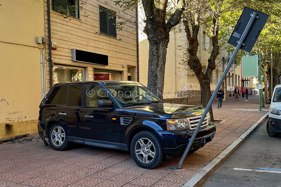 Nuoro. Perde il controllo del SUV in manovra e finisce sul marciapiede: paura in via Lamarmora
