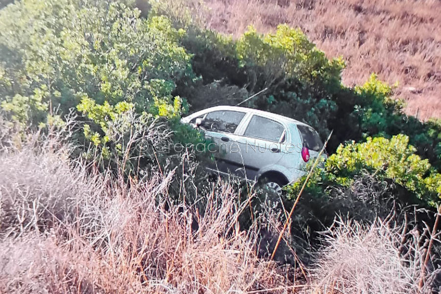 Abbagliati dal sole volano fuori strada: feriti due ultra ottantenni di Dorgali