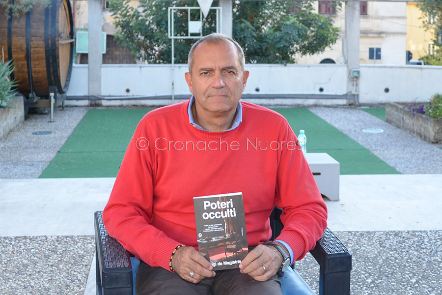 De Magistris a Nuoro: “Su eolico e fotovoltaico selvaggi in Sardegna l’ombra delle ecomafie”