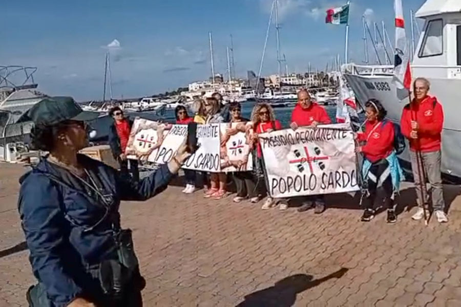 I sardi dicono No all’eolico in mare: la protesta in barca arriva a Portoscuso