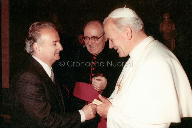 Nedo Pirisino, premiato con medaglia d'oro per la carriera artistica presso la Cappella Sistina in Vaticano da Giovanni Paolo II