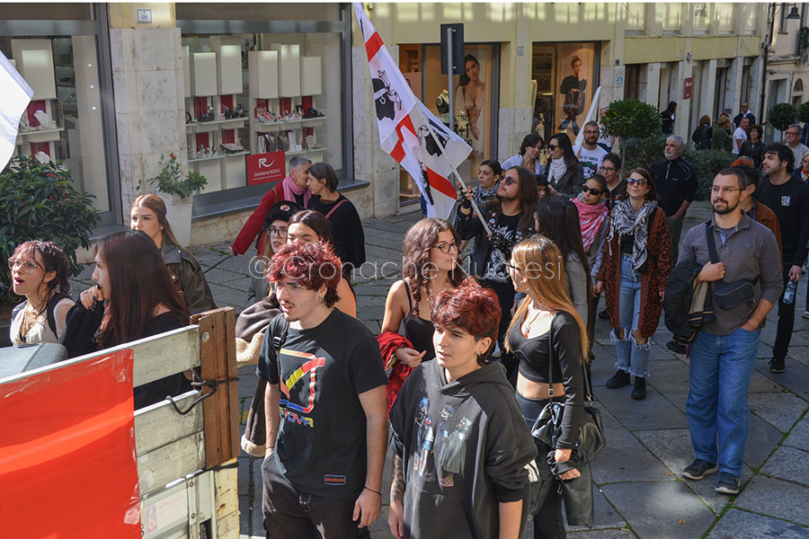 Nuoro. Studenti in piazza contro il riarmo: “Investire su istruzione e sanità, non sulla guerra”