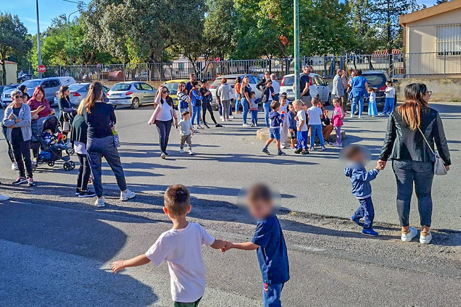 Orosei. “La terza sezione serve ora”: genitori in piazza per il diritto allo studio dei figli