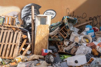 Rifiuti e macerie tra le palazzine di Monte Gurtei (foto S.Novellu)
