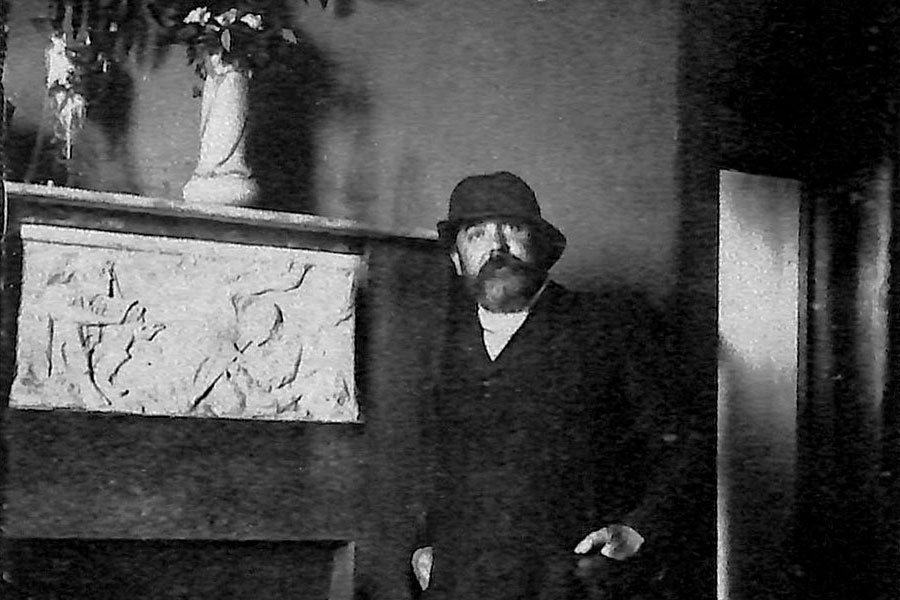 Un altorilievo perduto lega Satta e Ciusa: l’AMI sollecita il recupero della Casa Natale