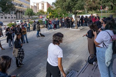 Un momento del sit-in di Orme d'ombra (foto S.Novellu)