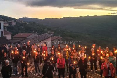 Un momento della fiaccolata a Aritzo