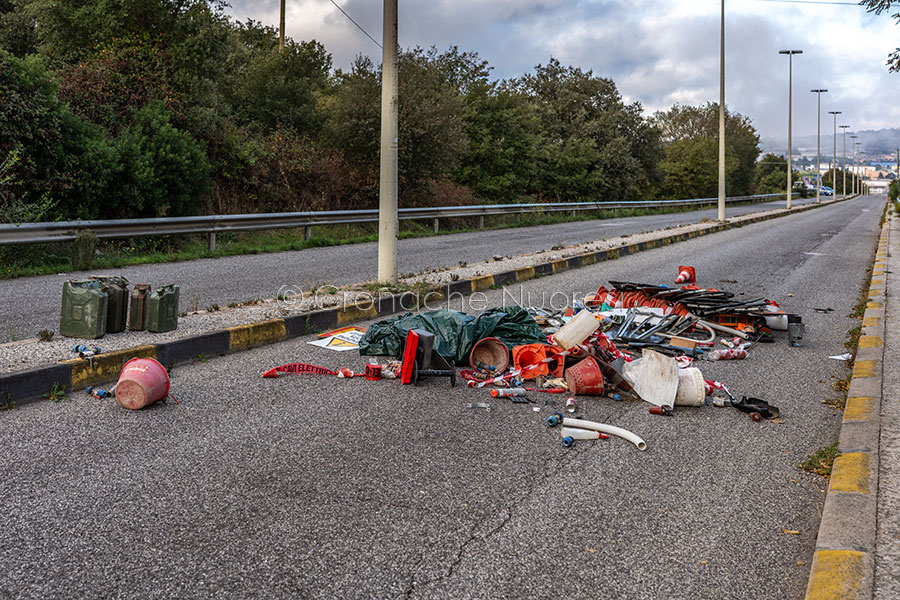 Assalto da film al Monopolio di Stato di Pratosardo: 5/6 uomini in azione, area blindata e evacuata