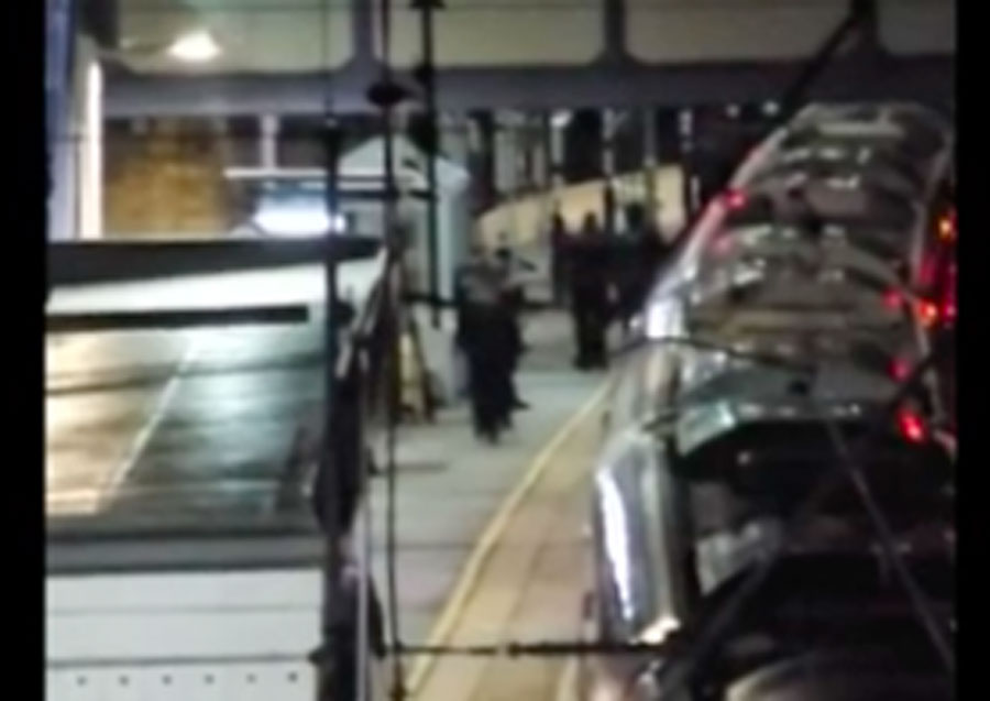 Regno Unito. Accoltellate  in un brutale assalto 10 persone  su un treno: arrestati due uomini