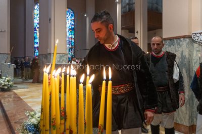 Accensione dei ceri votivi (foto S.Novellu)